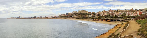 Een panoramisch uitzicht van wonder strand en de stad tarragona, Spanje — Stockfoto