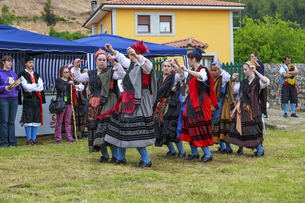Grupp entremontanas virgen de la cuesta i den traditionella dansen på santo — Stockfoto