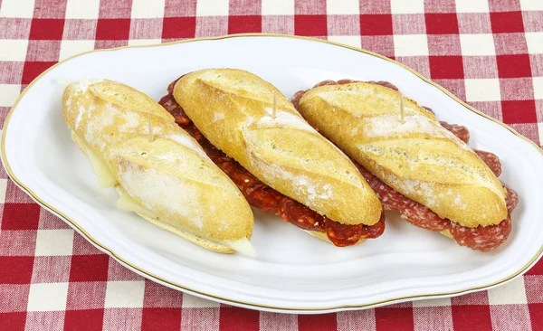 Korv sandwich, typiska baskiska cap. — Stockfoto