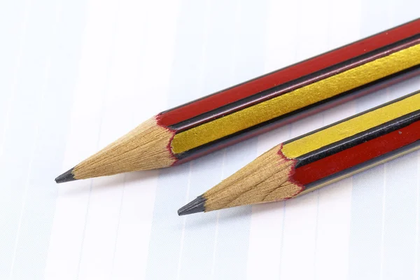 Crayons charbon de bois sur papier — Photo