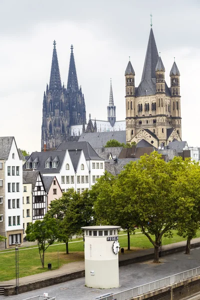Katedralen i Köln och kyrkan av brutto st. martin i Köln — Stockfoto