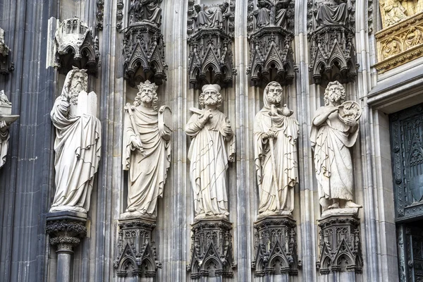 Heiligenbeelden inzake binnenkomst in middeleeuwse kathedraal in koeln — Stockfoto