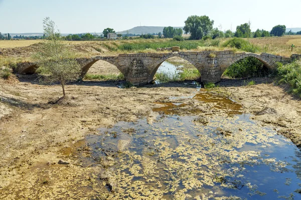 Ρωμαϊκή Γέφυρα πάνω από το ποταμό brulles trisla στο sasamon — Φωτογραφία Αρχείου