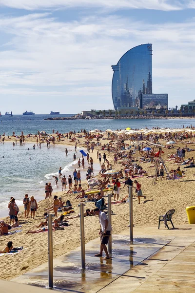 Barceloneta strand en hotel vela — Stockfoto