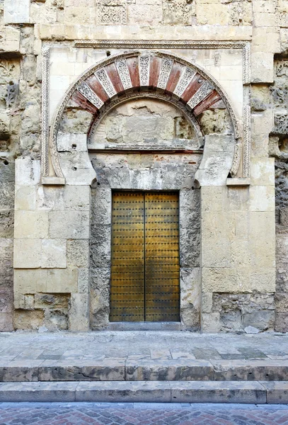 Входная дверь мечети Кордова, Испания , — стоковое фото