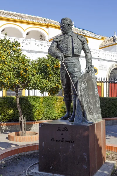 Matador curro romero standbeeld in Sevilla — Stockfoto