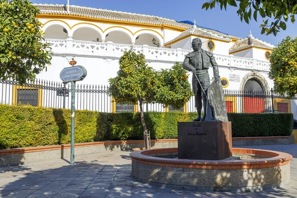 Matador Curro Romero statue in Seville — Stock Photo, Image