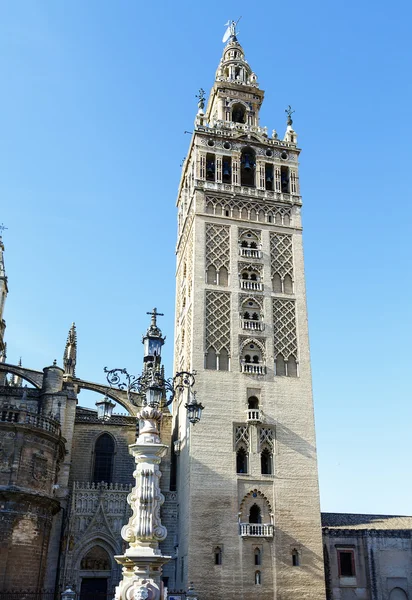 Giralda-torony, a harangláb, a sevilla katedrális — Stock Fotó