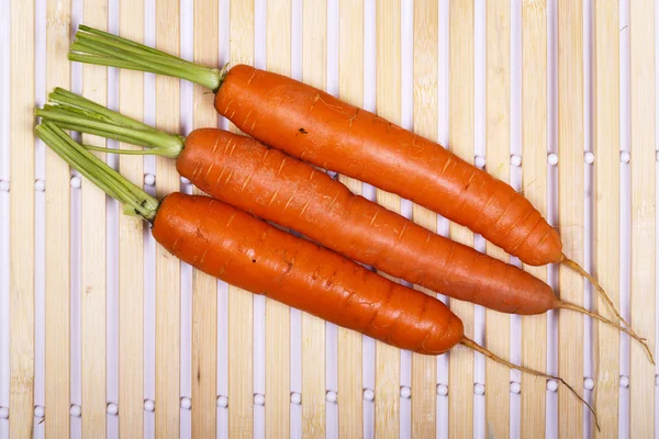 Nyvasket hele gulrøtter – stockfoto