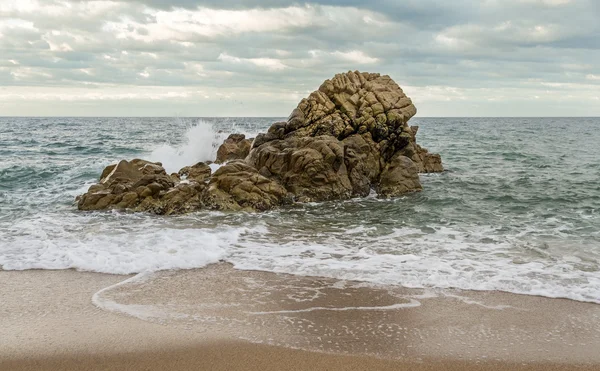 Welle bricht auf einen Felsen — Stockfoto