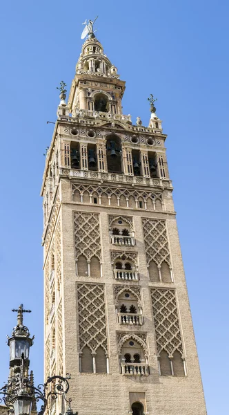 Torre Giralda, o campanário da Catedral de Sevilha — Fotografia de Stock