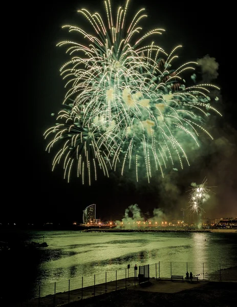Fireworks för att fira dagen barmhärtighet 2013 i barcelona — Stockfoto
