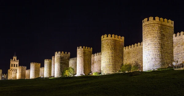 Muren van avila Spanje, nacht — Stockfoto