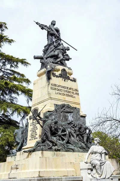 Monumento em frente ao castelo de Alcazar em Segóvia — Fotografia de Stock