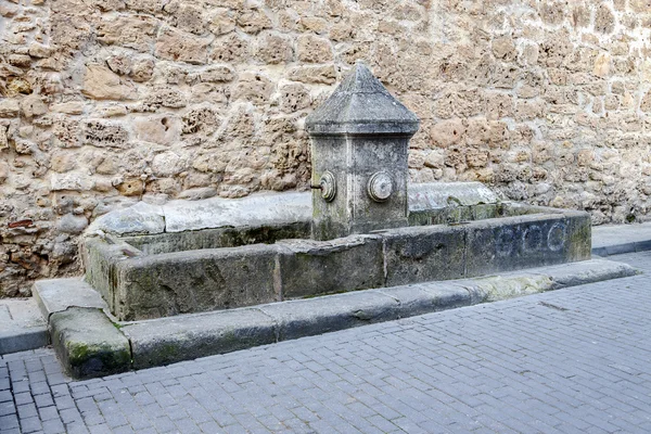 Fuente antigua y bebedero en Burgo de Osma —  Fotos de Stock