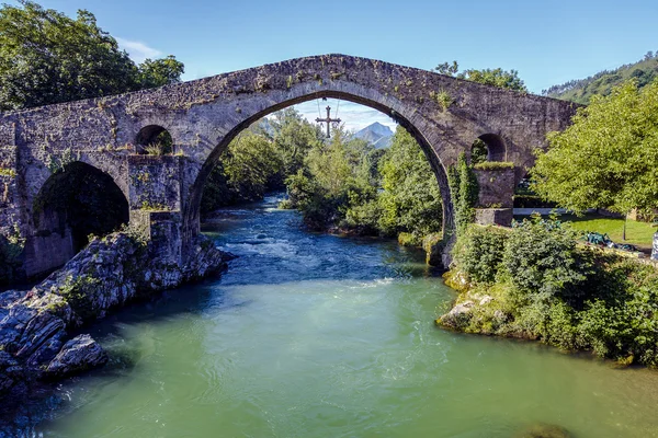 Roman stone bridge in Cangas de Onis — Stock Photo, Image