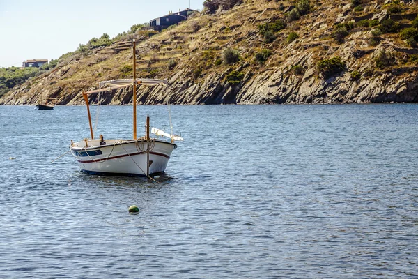 Una barca in porto Portlligat — Foto Stock