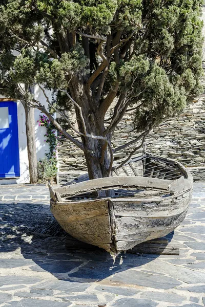 Łódź z cyprysu wewnątrz w Cadaqués — Zdjęcie stockowe