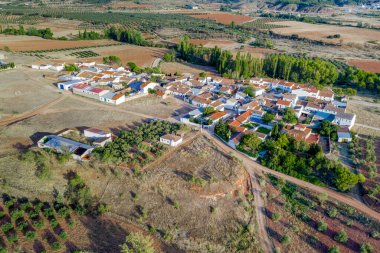 Alcaraz, Albacete belediyesine ait Solanilla 'nın Castilla-La Mancha özerk bölgesinde 25 nüfuslu bir nüfus sayımıyla hava görüntüsü.
