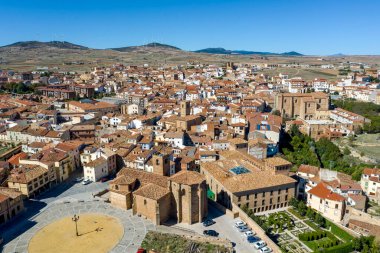Tarihsel kasaba kategorisine sahip Agreda 'nın panoramik manzarası, İspanya' nın Soria ili, San Miguel Kilisesi ön planda yer alıyor.