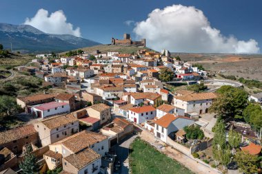 Trasmoz, İspanya - 6 Kasım 2021: Trasmoz Kalesi 'nin panoramik hava manzarası, 13. yüzyıl ortaçağ kalesi, Tarazona bölgesi, İspanya.