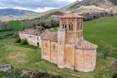 San Pedro de Tejada, Roma 'da Puente Arenas, Merindad de Valdivielso' da bir inziva yeri. Burgos 'taki en önemli Roma sanat eserlerinden biri olarak kabul edilir.