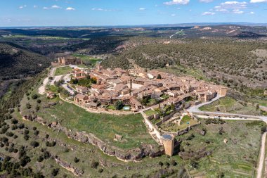 Genel kanı, ortaçağ Pedraza kasabası ve Segovia ilindeki şatosunun manzarası