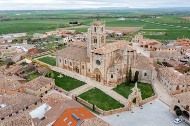 Sasamon 'un Burgos, İspanya' daki Santa Maria la Real Kilisesi, UNESCO - Santiago de Compostela 'ya giden Pilgrim Yolu