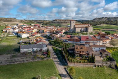 Valladolid İspanya 'nın Velliza bölgesinin panoramik manzarası, San Millan Kilisesi
