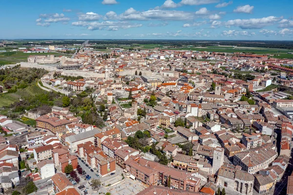 Cuellar 'ın manzarası, Segovia vilayetinde küçük eski bir kasaba, ön planda yeniden inşa edilmiş bir şato ile.