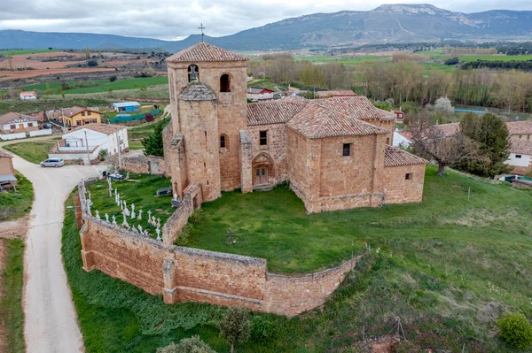 Hermosilla 'daki Santa Cecilia Kilisesi, Burgos piskoposluğu Arcipestrazgo de Oca Tiron' daki San Pedro de Los Barrios de Bureba 'ya bağlıdır. 12. yüzyılda yapılmış. İspanya