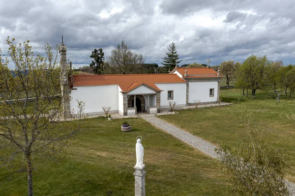 Nossa Senhora do Naso 'nun Mabedi Mirandese Kraliçesi olarak bilinir, Miranda do Douro Portekiz' de.