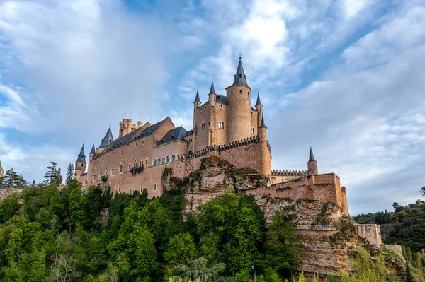 ユネスコの世界遺産に登録されているセゴビアのアルカサル要塞と庭園の眺めスペイン — ストック写真