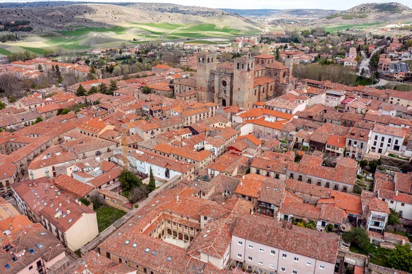 Siguenza Guadalajara ili Castilla Leon İspanya, katedralin genel panoramik manzarası.