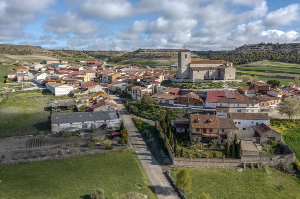 Valladolid İspanya 'nın Velliza bölgesinin panoramik manzarası, San Millan Kilisesi