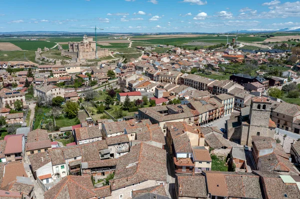 Segovia eyaletindeki Turegano Kalesi 'nin panoramik manzarası, Castilla Leon, İspanya.