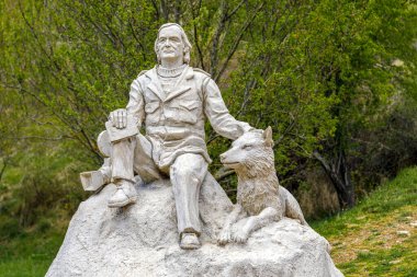 Poza de la Sal, İspanya - 9 Mayıs 2022: Mirador de la Bureba 'da Juan Villa' nın heykeli, Poza de La Sal 'deki Felix Rodriguez anıtı, dördüncü milenyum için bağışlandı, Burgos, İspanya. Önplan