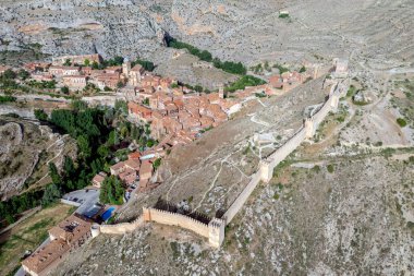 İspanya 'nın Teruel Aragon kentindeki resmi bir ortaçağ köyü olan Albarracin' in panoramik manzarası