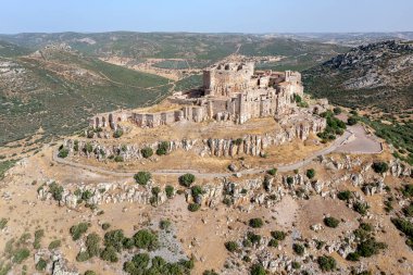 Calatrava La Nueva 'nın tepedeki kalesi ve eski manastırı, Aldea Real, Ciudad Real ili Castilla La Mancha İspanya, yukarıdan hava manzaralı.