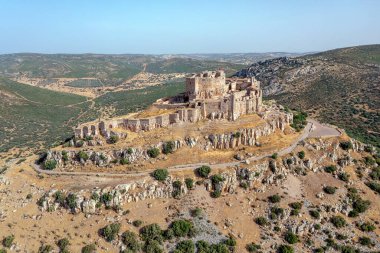 Aldea Real, Ciudad Real, Castilla La Mancha İspanya 'daki Calatrava La Nueva' nın tepedeki kalesi ve eski manastırı. Hava Görünümü