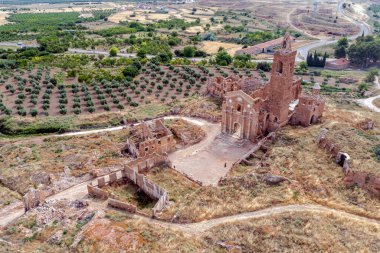 İspanya İç Savaşı sırasında yıkılan ve o zamandan beri terk edilen Belchite, Zaragoza İspanya 'nın eski bir kasabasının kalıntılarının görüntüsü, San Martin de Tours Kilisesi, Cephe manzarası