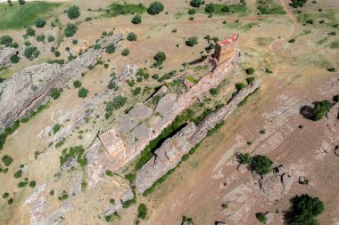 Zafra Şatosu, 12. yüzyıl, Campillo de Duenas, Guadalajara, İspanya yukarıdan panoramik hava manzaralı