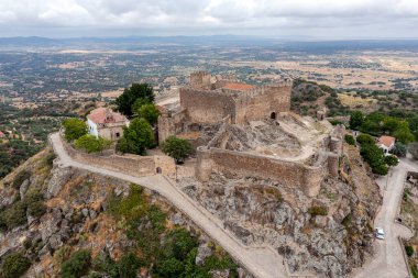 Castillo de Montanchez Eyaleti, Caceres, Extremadura, İspanya 'nın hemen yanında Kale Hanımı' nın Sığınağı ve Sığınağı bulunur.