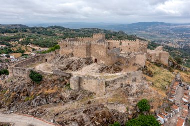 Caceres, Extremadura, İspanya yakınlarındaki Montanchez antik şatosu, turistlerin özgürce erişebileceği bir dağın tepesinde yer almakta ve manzaranın güzel bir panoramik manzarasını sunmaktadır..