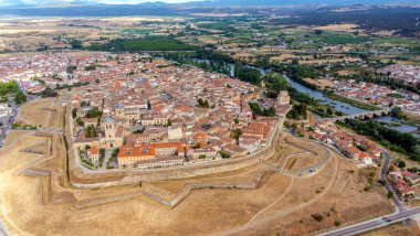 İspanya 'nın Salamanca ilindeki Ciudad Rodrigo' nun panoramik hava manzarası, Agueda nehri üzerindeki Roma köprüsü manzarası