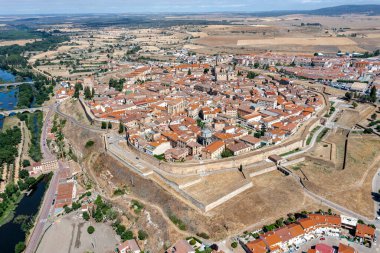İspanya 'nın Salamanca ilindeki Ciudad Rodrigo' nun panoramik hava manzarası, Agueda nehri üzerindeki Roma köprüsü manzarası