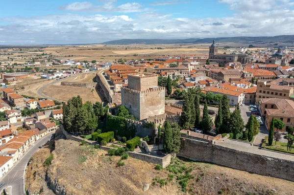 目前是西班牙萨拉曼卡市罗德里戈市一家旅舍的特拉斯塔纳拉恩里克二世城堡 — 图库照片