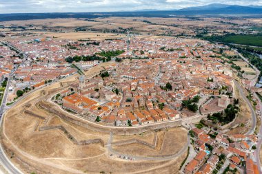 Salamanca İspanya 'da Ciudad Rodrigo' nun panoramik hava manzarası, batıdan hava manzarası