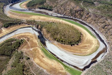 Alâgon Nehri 'nin rotasını Caceres, Extremadura' da bulunan Riomalo de Abajo iline doğru çizer ve çok sayıda turist ve reklam kampanyası çeker..