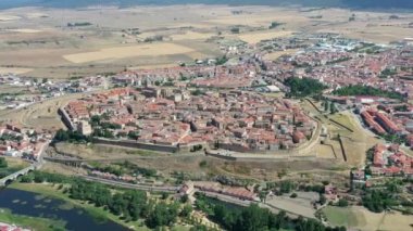İspanya 'nın Salamanca ilindeki Ciudad Rodrigo' nun panoramik hava manzarası, Agueda nehri üzerindeki Roma köprüsü manzarası